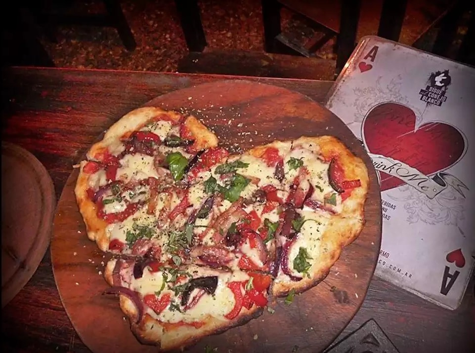 pizza corazón conejo blanco