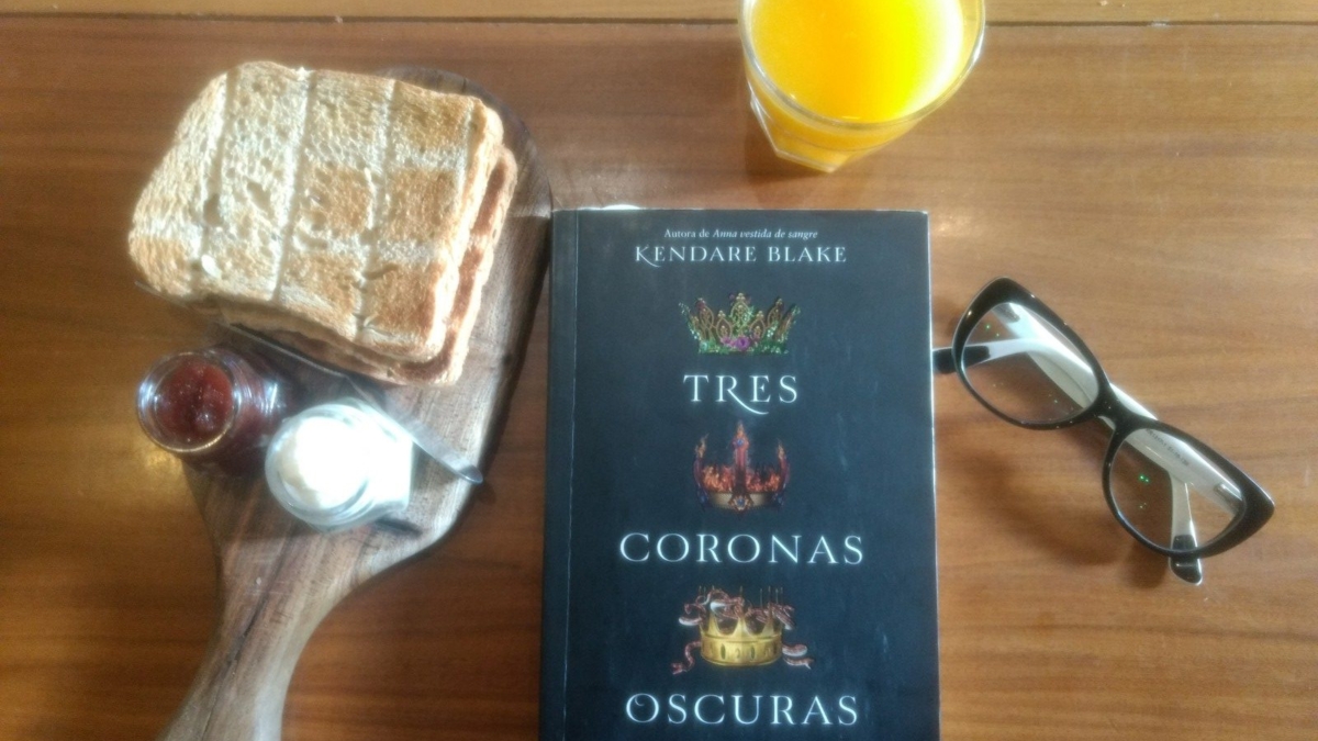Kendare Blake Tres coronas oscuras libro